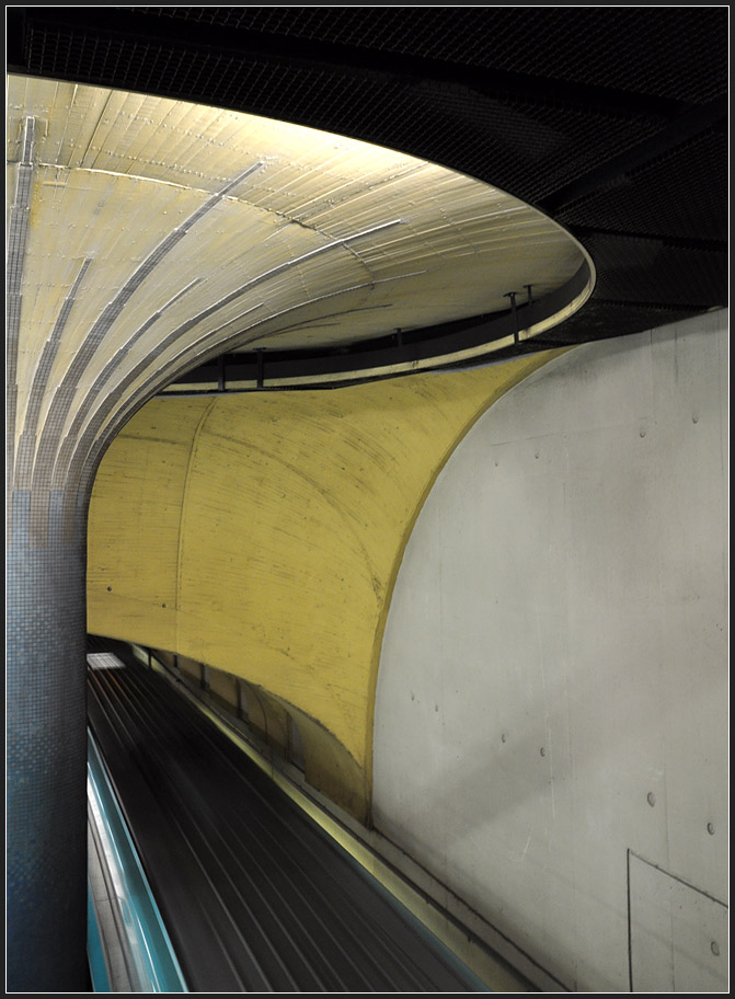 Untergrundpilz - 

Impression vom U-Bahnhof  Westend  in Frankfurt am Main. 

12.07.2012 (J)