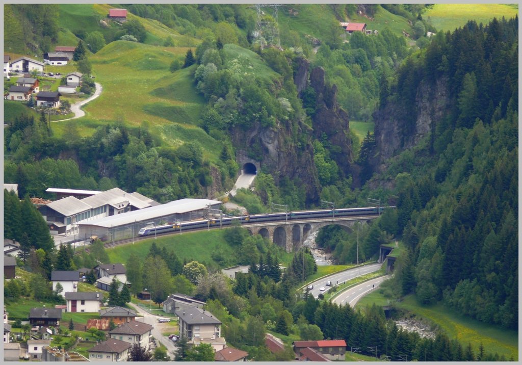 Unterhalb von Airolo wechselt der ETR470 das erste Mal die Talseite. (03.06.2010)