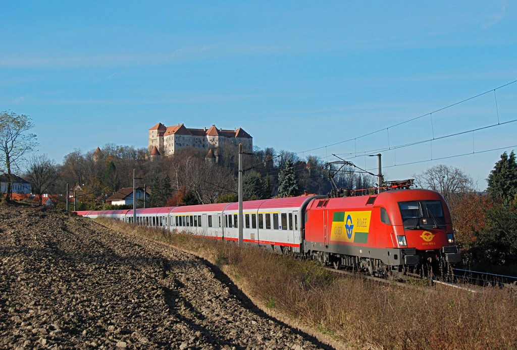 Unterhalb von Burg Neulengbach bringt Gysev 1116 065 den Intercity 549 von  Salzburg nach Wien Westbahnhof. Hofstatt, am 19.11.2009.