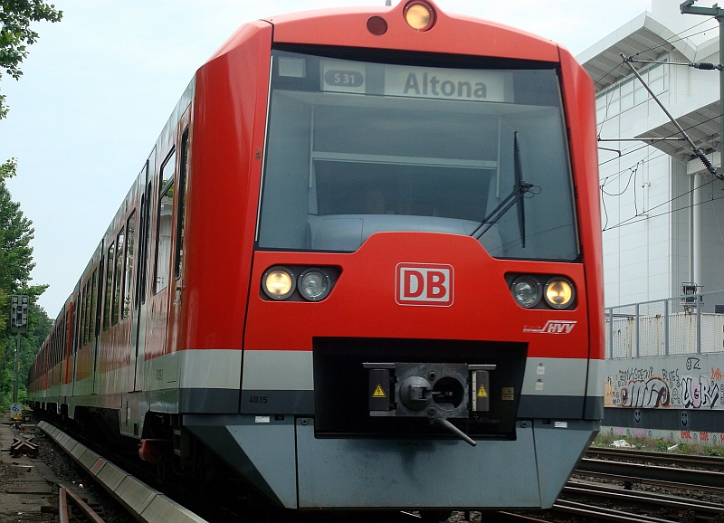 Unterhalb des Sternschanzenparks kommt man an die Gleise der S-Bahn so nah heran wie sonst kaum in Hamburg - Zug nach Altona bei der Einfahrt in den Bahnhof, 29.5.2011 