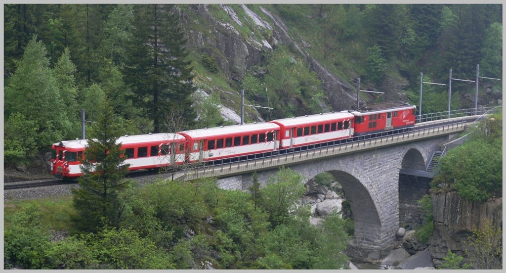 Unterhalb der Galerien berquert R636 ein weiteres Mal die Urner Reuss und kurz danach noch einmal vor Erreichen des Bahnhofs Gschenen. Es war usserst neblig und es hat leicht geregnet, sodass ich Glck hatte, dass der Nebel die Sicht frei gab. (03.06.2010)