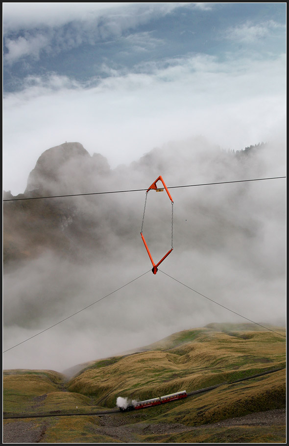 Unterhalb der Gepäckseilbahn - 

...fährt ein Zügle der Brinz-Rothorn-Bahn hinunter ins nebelverhangene Tal.

29.09.2012 (M) 