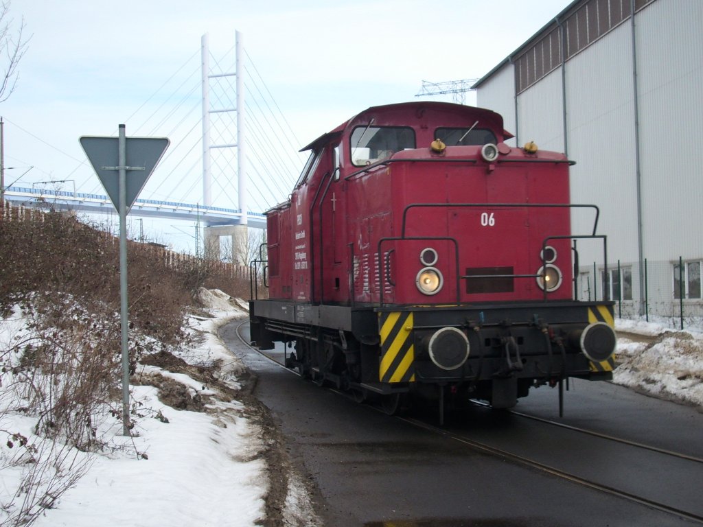 Unterhalb vom Rgendammbahnhof in Stralsund befindet sich die Zufahrtsstrecke zum Sdhafen.Im Februar 2010 war die PBSV-Lok Nr.06 auf dem Weg zum Sdhafen.
