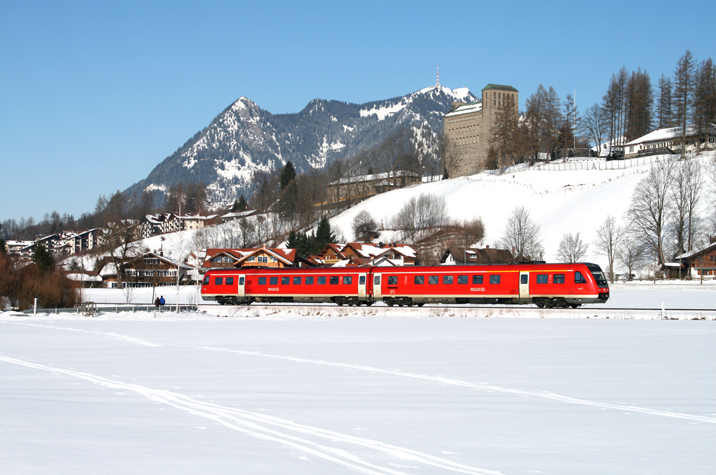 Unterhalb der sogenannten „Generaloberst Beck-Kaserne“ ist am 16. Februar 2010 ein unbekannter Triebwagen der Baureihe 612 vom Betriebswerk Kempten (Allgu) unterwegs als RE 32925 von Mnchen nach Oberstdorf. Der Zug hat vor wenigen Minuten den Bahnhof von Sonthofen verlassen und rollt nun gemtlich dem nchsten Halt in Altstdten entgegen.