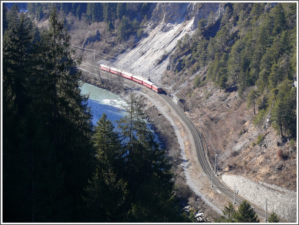 Unterhalb von Trin fhrt RE1245 mit Ge 4/4 II 620  Zernez  talwrts. (09.02.2011)