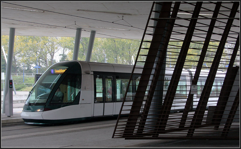 Unterm Betondach - 

Endhaltestelle Hoenheim Gare der Tramlinie B in Straburg. Architektur: Zaha Hadid. 

30.10.2011 (M)