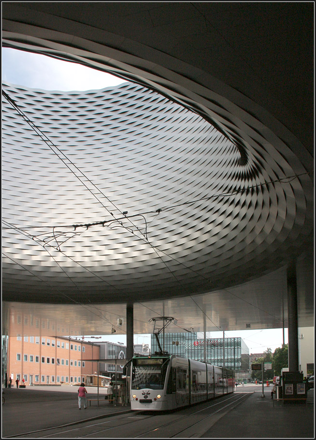 Unterm Lichtauge - 

Combino-Straßenbahn an der Haltestelle Messeplatz unter den neuen Austellungshallen der Messe Basel, die von Architekten Herzog & de Meuron geplant wurden. Vielleicht kann man in einigen Jahren an dieser Stelle in 40 Meter Tiefe in die S-Bahn einsteigen, wenn das sogenannte  Herzstück  Wirklichkeit geworden ist. 

19.06.2013 (M)
