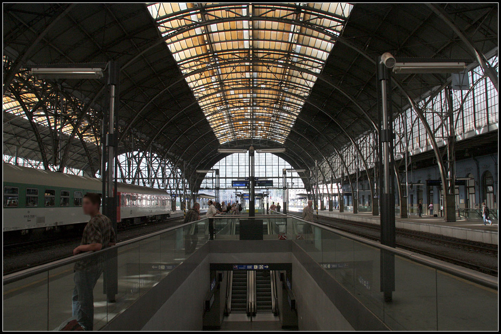 Unterm rostfarbenen Glasdach - 

Praha hlavní nádra¸í. Animiert von der Aufnahme von Mitsch habe ich meine Aufnahmen dieses Bahnhofes mal durchgesehen. 

12.08.2010 (M)  