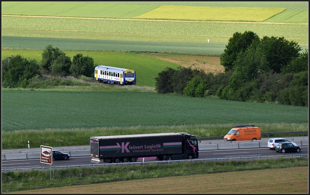 Unterschiedliche Verkehrswege - 

Das Strohgäubähnle auf der Strecke zwischen Münchingen und Korntal wird gleich die vielbefahrene Autobahn A81 kreuzen.  

18.05.2011 (J)