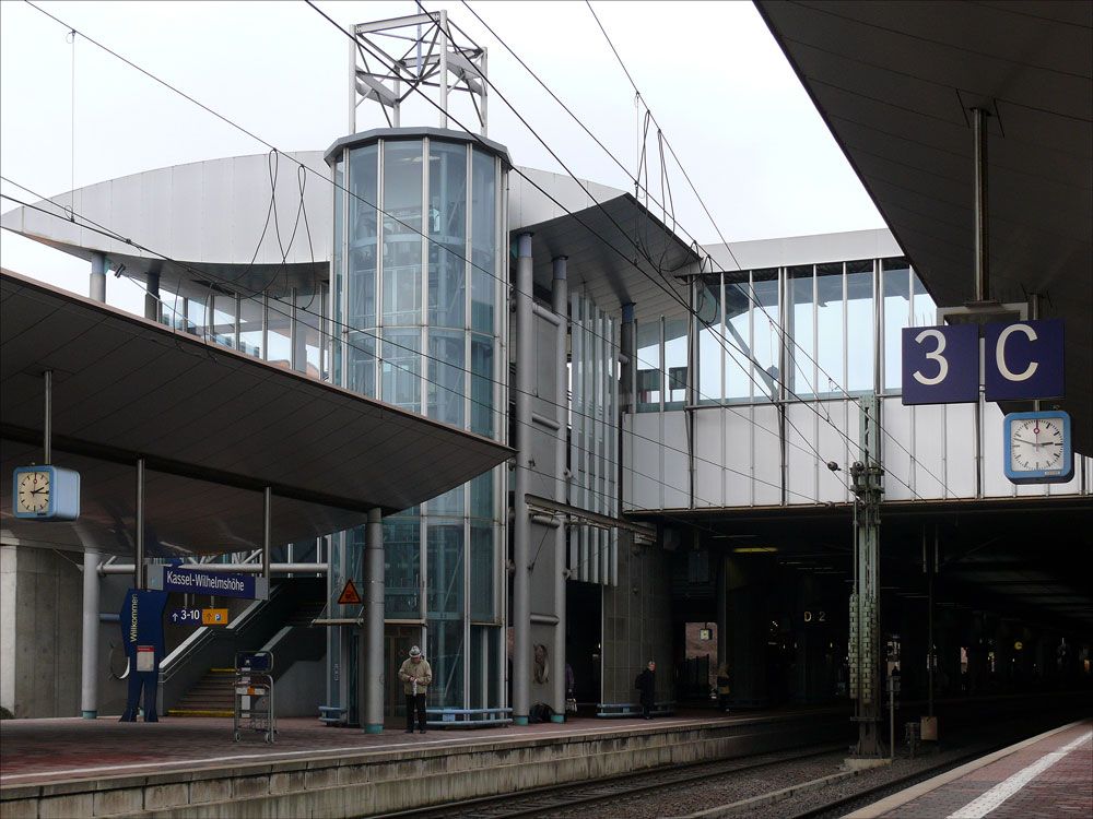 Unterschiedliche Zeitanzeigen in Kassel-Wilhelmshhe am 14.02.2011: whrend die Uhr am Bahnsteig zum Gleis 2 14:16 Uhr zeigt, steht die Uhr am Gleis 3 auf 14:48 Uhr