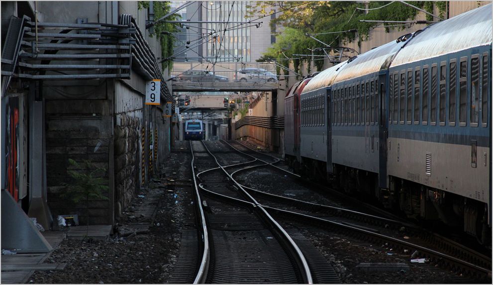 Unterschiedlicher Vekehr auf der Wiener S-Bahn Stammstrecke - Rechts ist der ab Wien Praterstern verkehrende EC 78, hier noch als LP, zu sehen. Wien/Rennweg, 15.5.2013