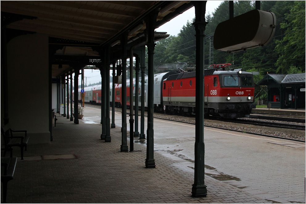 Unterstellen im Regen - Regional Express Durchfahrt im Bahnhof Rekawinkel... 30.5.2013