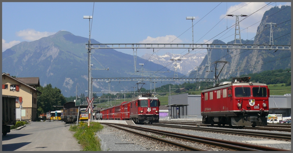 Untervaz-Trimmis mit Vilan und Schesaplana im Hintergrund. RE1244 aus Scuol-Tarasp mit Ge 4/4 II 620  Zernez  ist eingefahren und nebenan wartet Ge 4/4 I 610  Viamala . (28.06.2010)