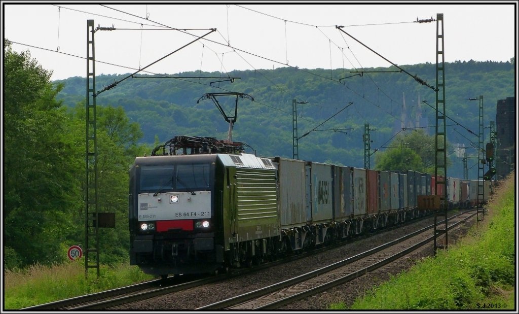 Unterwegs am Rhein bei Erpel, die MRCE Dispolok E 189 211 mit einen Containerzug am Haken. Bildlich festgehalten im Juni 2013.