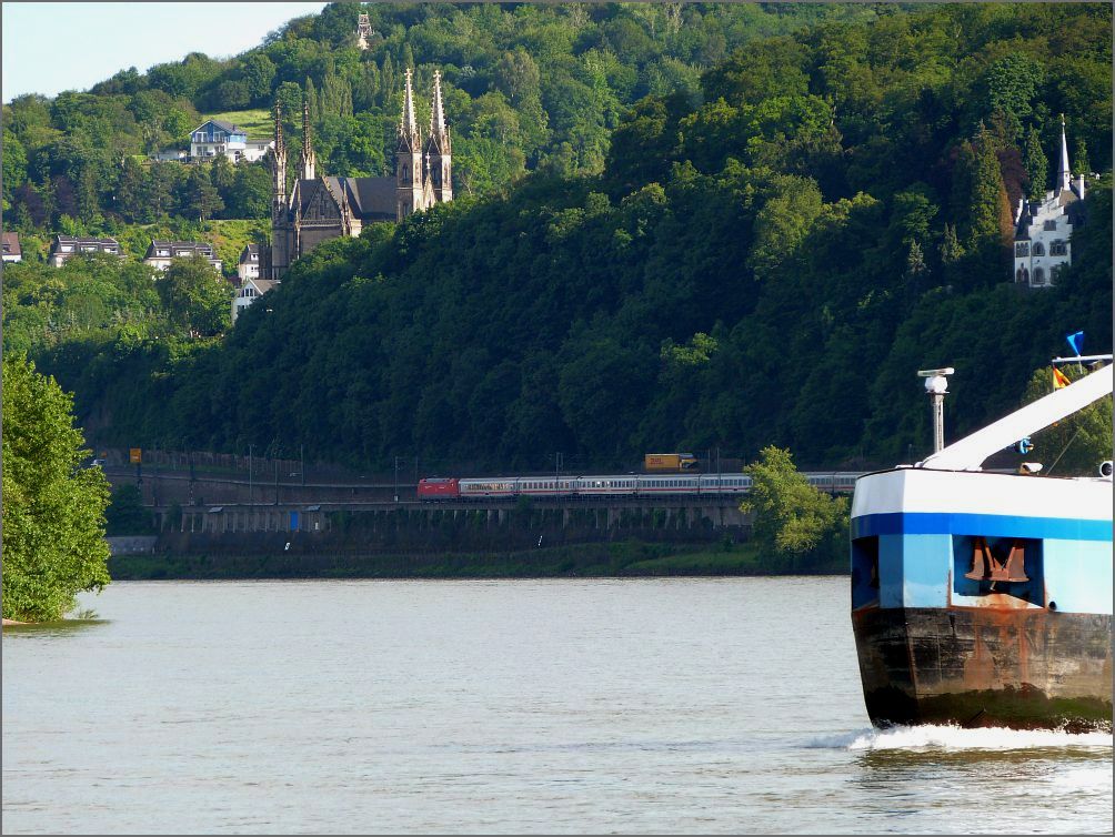 Unterwegs am Rheinufer ist dieser IC der gleich Remagen erreicht. Einfach mal den 
Blick schweifen lassen und geniessen. Location: Unkel/Rhein Juni 2012.
