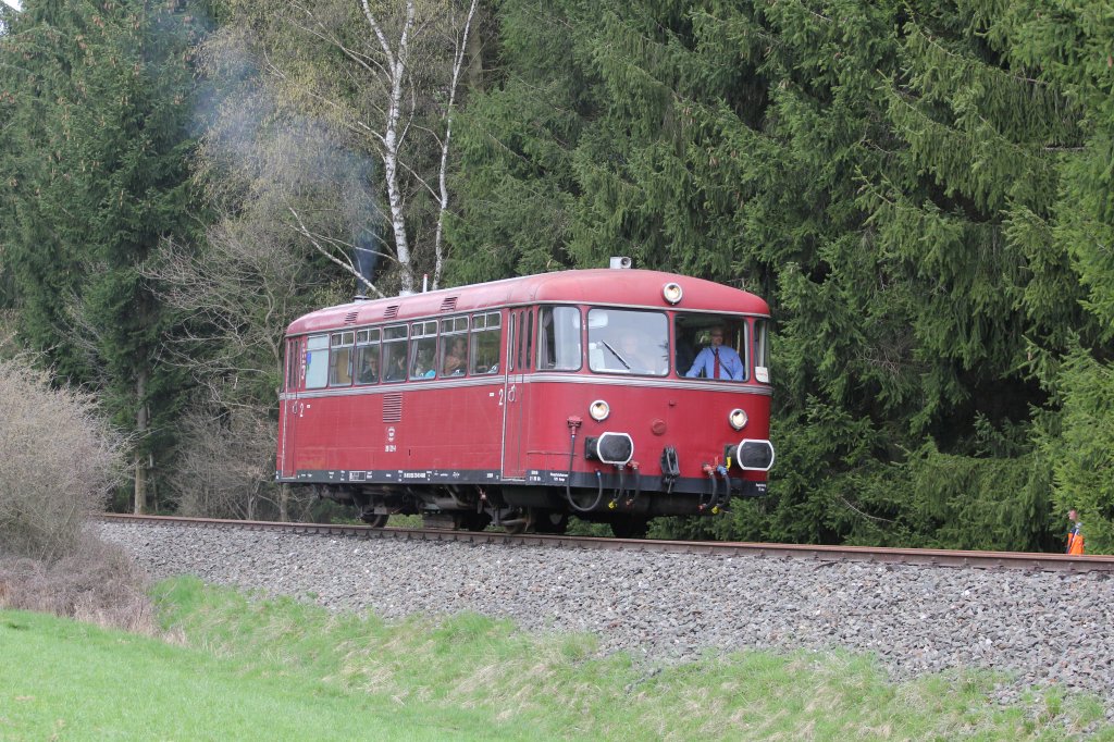 Unterwegs auf der Almetalbahn zwischen Bren und Alme mit dem VT98 in gemtlicher Geschwindigkeit am 1.Mai 2013. Danke an das Zugpersonal, fr die Scheinanfahrt.