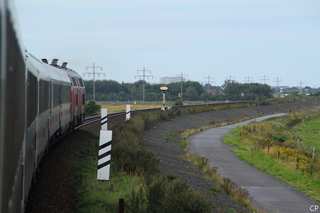 Unterwegs auf der Insel Sylt: Hier passiert unser IC 2074 das Einfahrvorsignal von Keitum. (22.8.2010)