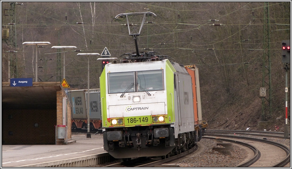 Unterwegs auf der KBS 480 ist diese Captrain 186 -149 mit einen Containerzug am
Haken.Location:Eschweiler Anfang April 2013.
