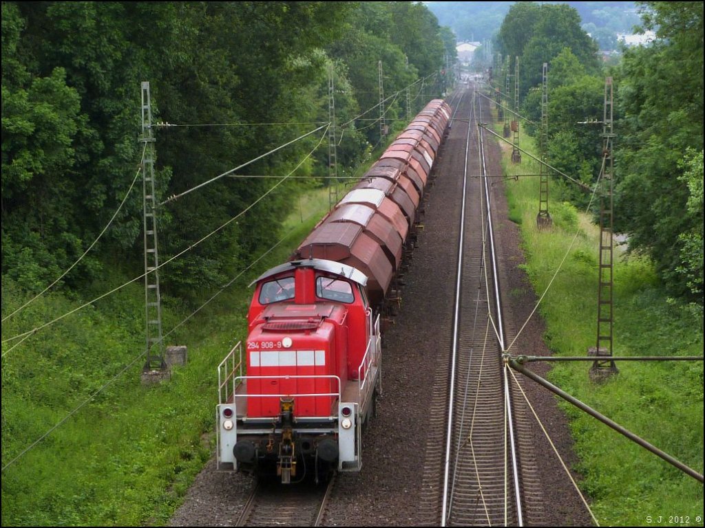 Unterwegs auf der KBS 485 ist die 294 908-9 mit einen bergabezug.Gleich geht es 
von Herzogenrath hinauf durch das Wurmtal in Richtung Kohlscheid (Kr.Aachen).
Aufnahme vom 18.Juni 2012.