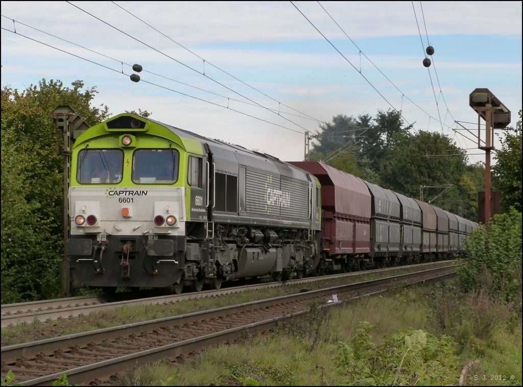 Unterwegs auf der Montzenroute ist diese Captrain Class-66 aus Bottrop kommend. Mit leeren Kokswaggons am Haken gehts in Richtung Belgien. Bildich festgehalten am Gemmenicher Weg bei Aachen im Oktober 2012.
