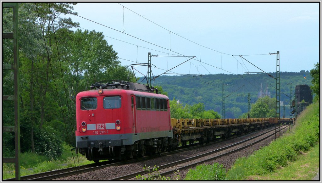 Unterwegs auf der Rheinstrecke bei Linz ,die 140 537-2 mit einen Schienentransportzug am Haken. Bildlich festgehalten im Juni 2013.