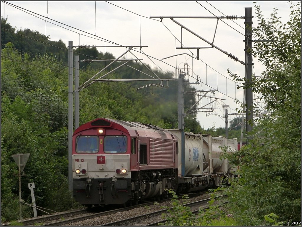 Unterwegs bei Botzelaer(Belgien) ist diese Class 66 der Crossrail mit Gterfracht 
am Haken. Aufnahme vom 3.August 2012.