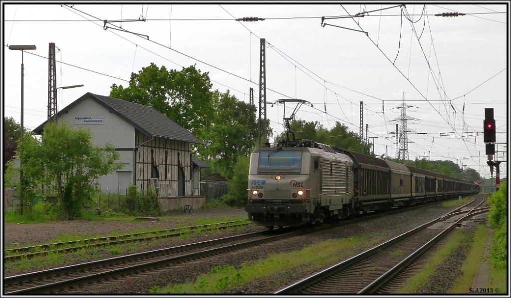 Unterwegs bei Lintorf Ratingen,die Prima 37025 der HSL  mit einen langen Gterzug am Haken. Bildlich festgehalten im Mai 2013.