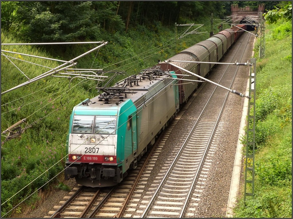 Unterwegs  downtown  nach Aachen West ist diese belgische Cobra (E-186) mit schwerer Gterfracht am Haken. Location: Gemmenicher Tunnel (Montzenroute) bei Reinharzkehl (Aachen) im August 2012.