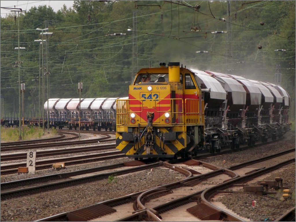 Unterwegs in Duisburg Wedau ist diese Mak G1206 mit einen Kalkleerzug an einen frhen Septemberabend 2012.
