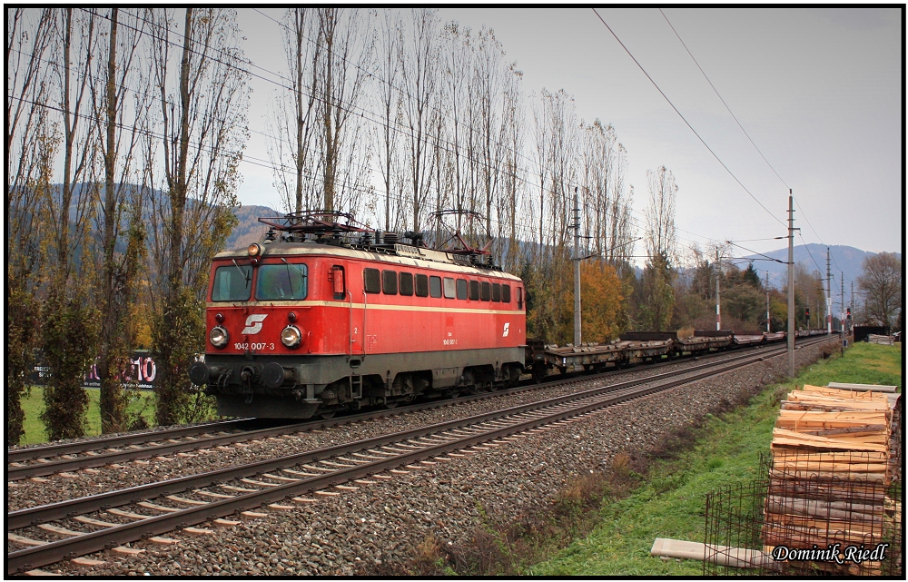 Unterwegs von Ebenfurth nach Travisio Boscoverde ist die 1042 007 mit dem SLGAG 47261 bei Niklasdorf. 02.11.2010