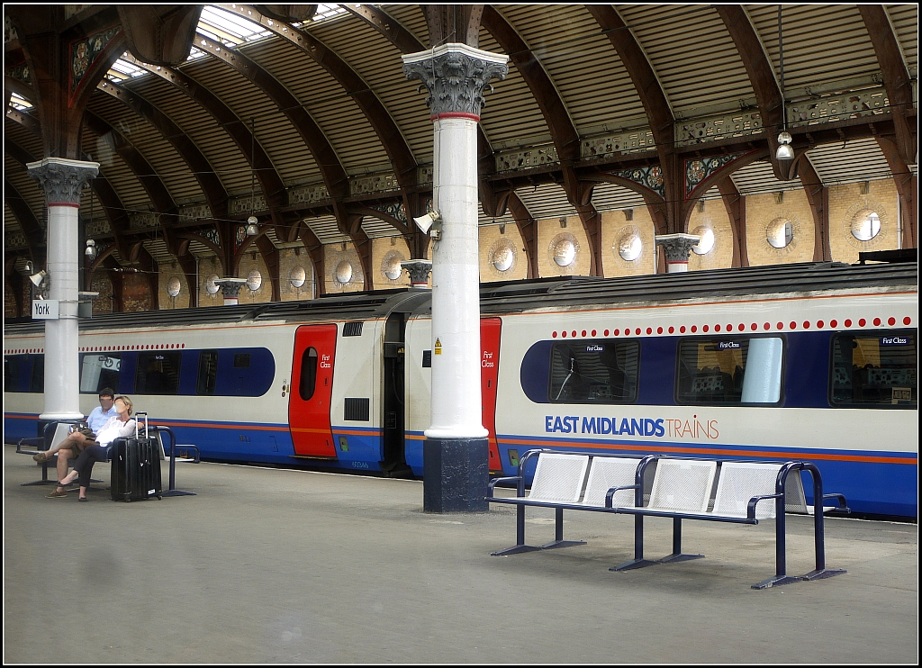 Unterwegs von Edinburgh nach London: der Bahnhof von  York . 14.7.2013