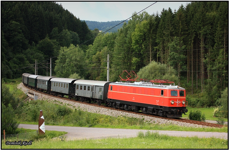 Unterwegs mit dem SLP 19842 ist die 1142.21 nahe Kefermarkt 09.08.2010