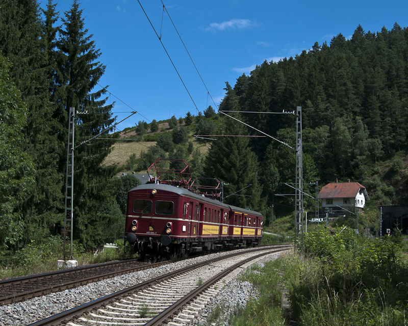 Unterwegs mit dem Roten Heuler  -  465 005 der SVG am 1. August 2010 am  Rmer  bei Triberg.