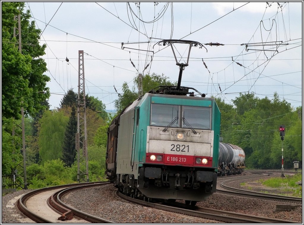 Unterwegs nach Aachen West ist diese belgische Cobra (E 186 213),mit einen gemischten G�terzug am Haken. Bildlich festgerhalten im Mai 2013 bei Eschweiler (Rhl).