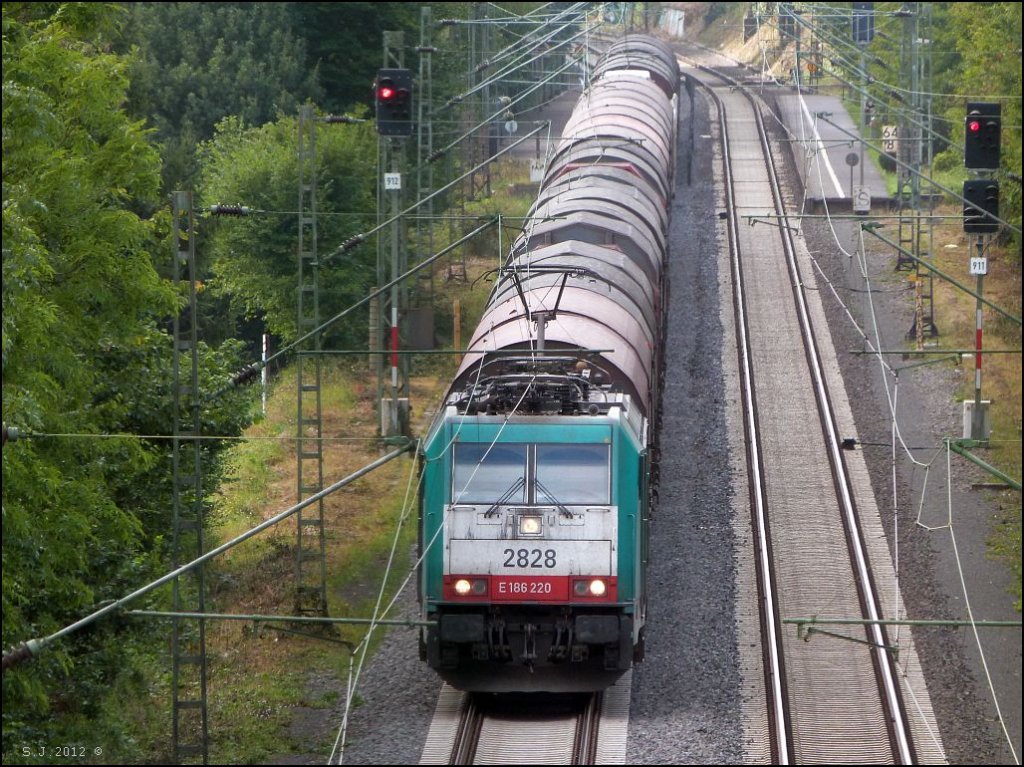 Unterwegs nach Kln Gremberg ist diese belgische Cobra 2828  mit schwerer Last am Haken. Location: Nirmer Tunnel,Eilendorf auf der KBS 480(Kr.Aachen) ,im September 2012.