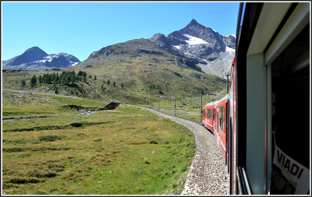 Unterwegs im R1625 auf der Alp Bondo Richtung Berninapass. Der Piz d`Arlas mit 3356m begleitet uns auf der Fahrt und das Studium des Viadi (Reisen in Graubnden) entfllt bei dieser Aussicht. (11.08.2012)