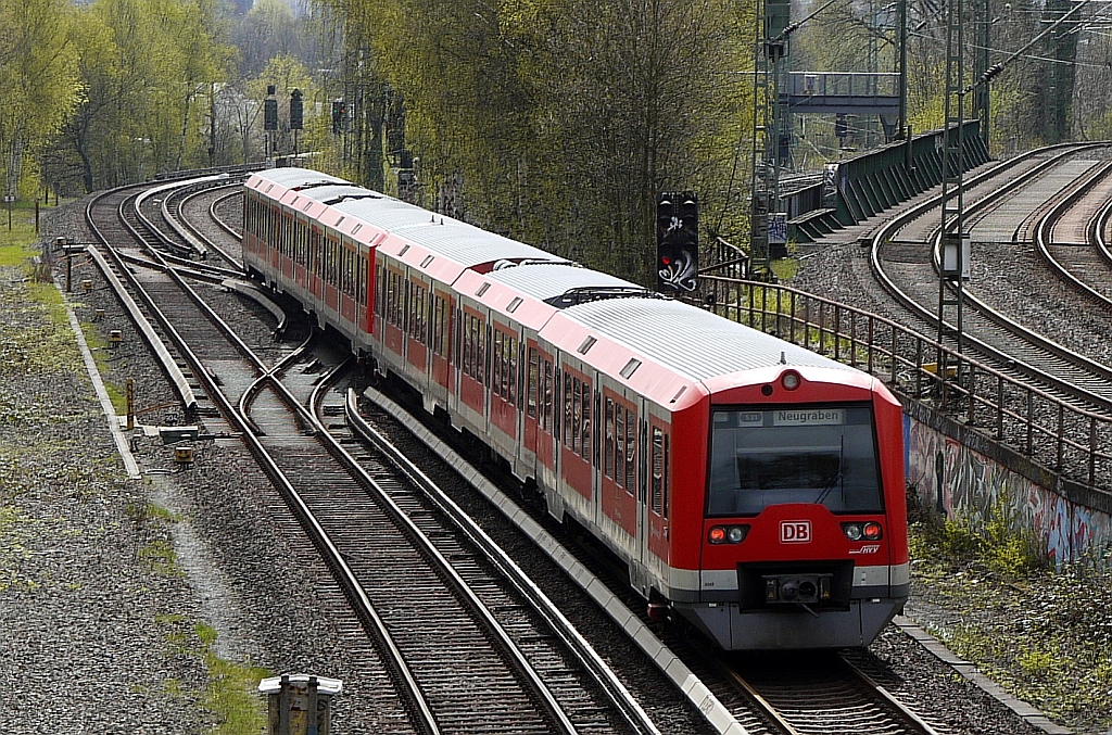 Unterwegs zwischen den Hamburger S-Bahnstationenen  Langenfelde  und  Diebsteich , Fahrtrichtung Sden. Rechts im Bild ein Ferngleispaar nach Altona. 27.4.2013