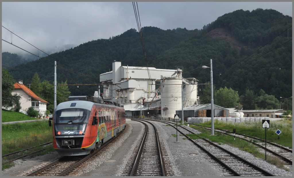 Unterwegs zwischen Ljubljana und Zidani Most kreuzen wir den 312-004 nach Ljubljana. (02.07.2011)