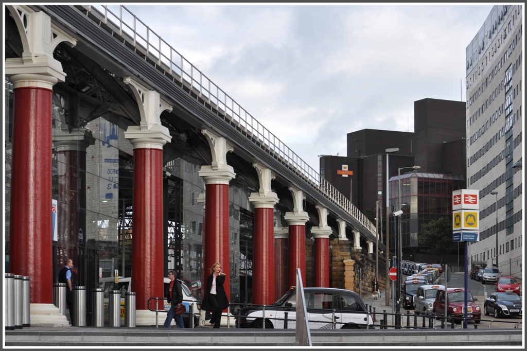 Unbersehbar und mchtig wirken die Sulen der Liverpool Lime Street Station. (15.08.2011)