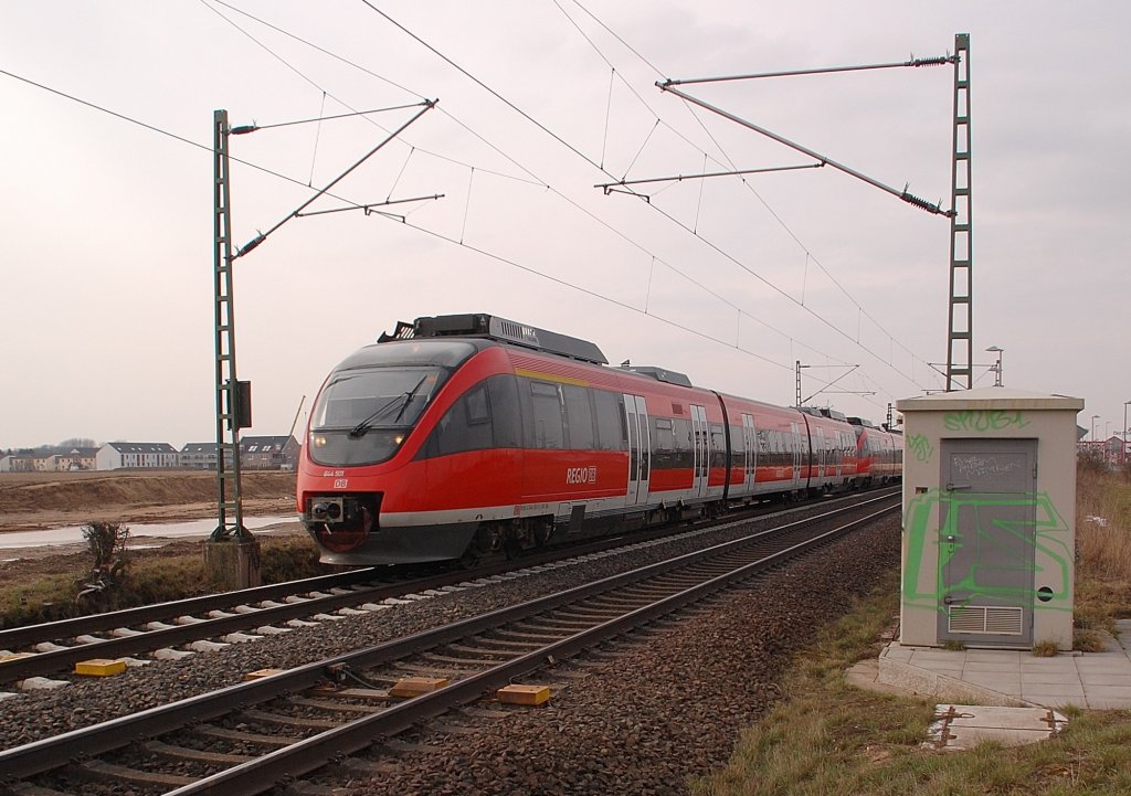 Unverhofft in meinem Rcken tauchte diese Dienstfahrt, ein Triebwagenzug bestehend aus dem 644 501 und dem 644 11 auf. Als ich eigentlich bei Allerheiligen wartend gen Nievenheim blickte was aus Klner Richtung kme. Freitag 22.3.2013