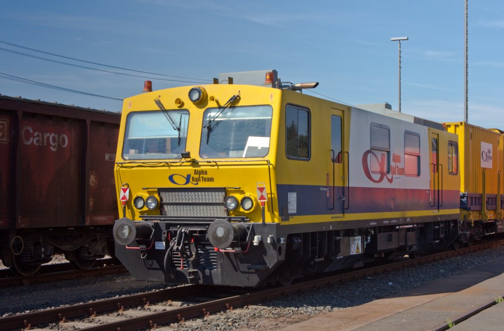 Unverkennbare �hnlichkeit mit einer Diesellok: BRX 535 (97 99 02 501 18-3 VA Tech ELIN)- ehemals Motorturmwagen, jetzt Werkstatt- und Ger�tewagen der Fa. Alpha Rail Team unterwegs mit der Schienenfr�se SF 03 FFS am 13.08.2012 unmittelbar neben der Stra�e abgestellt in Montabaur.