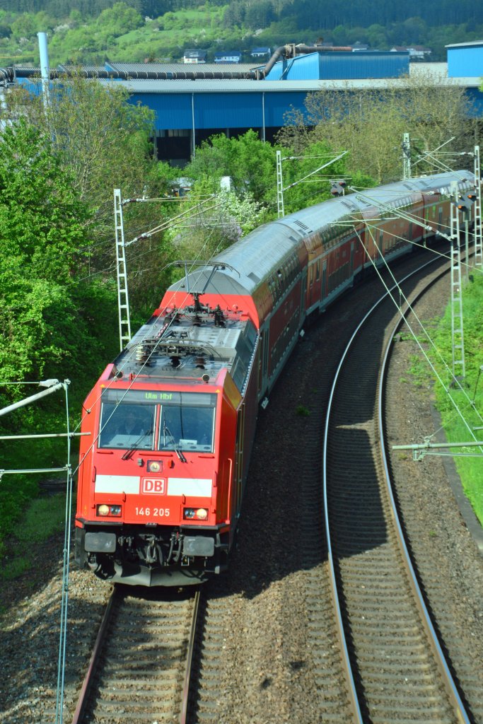 Unweit der 1879 geschlossenen Bahnhofs von Neckarelz kommt die 146 205 mit einer RB nach Ulm herangefahren. Dienstag 7.Mai 2013