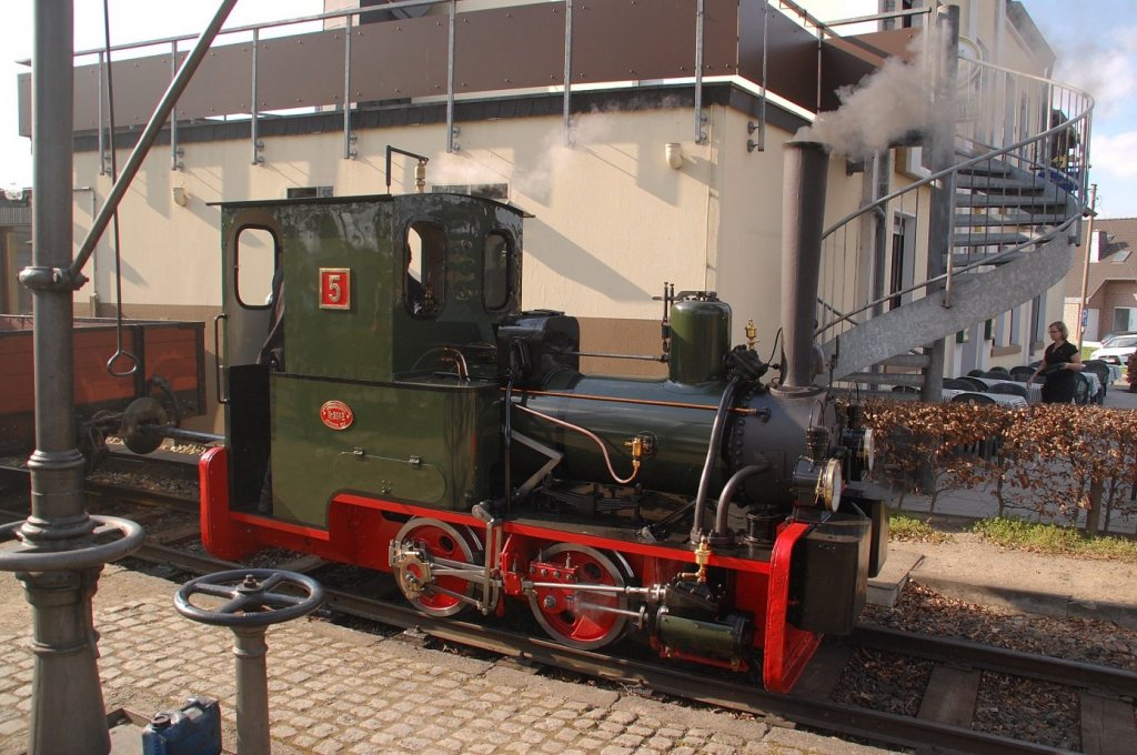 Unweit des Feldwegbergang am Bahnhof Schierwaldenrath wartet die Gastlok Nr.5 am Wasserkran auf die Dinge die ihr noch harren......8.4.2012