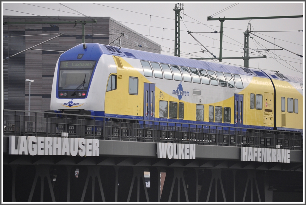 Unweit der neuen Hafencity in Hamburg wurde die Eisenbahninfrastruktur abgebaut bis auf die Einfahrtsschneise in den Hamburger Hauptbahnhof. Ein Metronom nach Cuxhaven verlsst den Hauptbahnhof. (24.10.2011)
