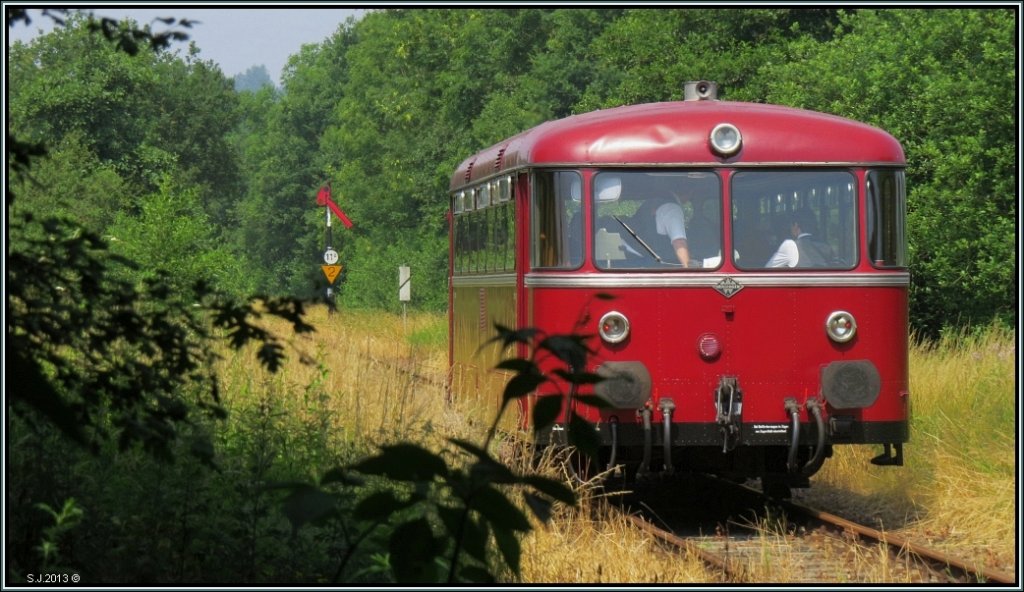 Unweit von Simpelveld (NL) unterwegs,der Rote Brummer der ZLSM auf der Relation Vetschau-Bochholz im Juli 2013. Bahnnostalgie pur.