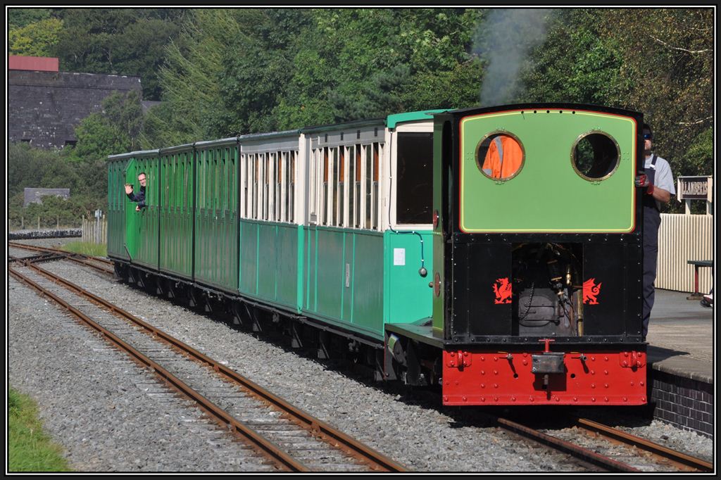 Unweit der Talstation der Snowdon Mountain Railway startet die Llanberis Lake Railway. Soeben ist ein Zug in Llanberis eingetroffen. (06.09.2012)