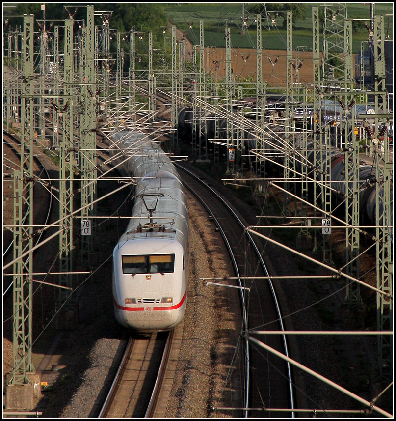 Unzählige Ausleger - 

Ein ICE 1 durchfährt auf den Schnellgleisen den Bahnhof von Vaihingen an der Enz. 08.05.2011 (M)
