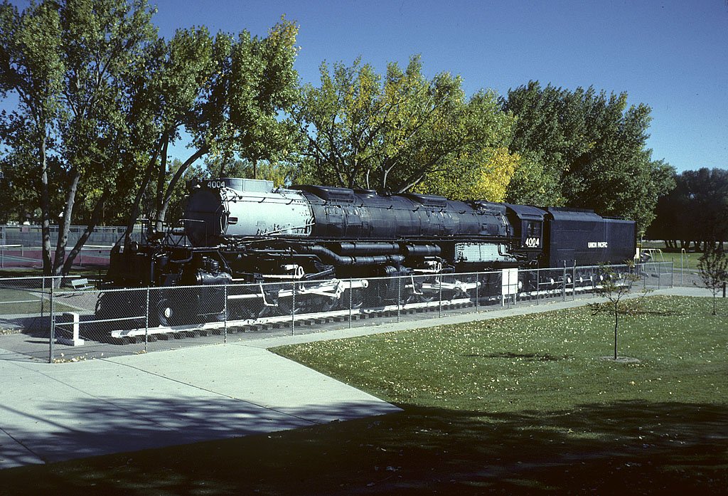 UP 4004 Big Boy im Holliday Park, Cheyenne/Wyoming. Nochmaliger Upload, da Dia-Scan diesmal in High-Quality. Aufnahme von Sept. 1988