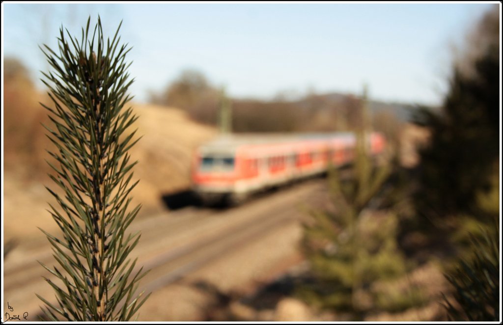 Ups, da ist mir der Fokus ausgerutscht :) Nene, war Absicht! Zu sehen S3 mit Steuerwagen vorraus nach Nrnberg. (07.03.2011, Plling)