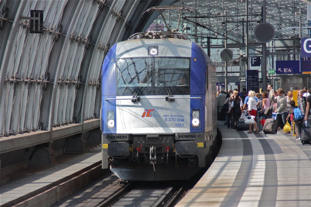 Urlaubsfotos aus Berlin: Der Warschauexpress, mit einer Polnischen PKP Lok, von Siemens (ES 64 U4) im Berliner Hauptbahnhof. 